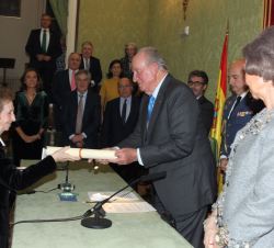 Su Majestad el Rey Don Juan Carlos entrega el diploma de la “Medalla Echegaray 2016” de la Real Academia de Ciencias, a Margarita Salas Fa